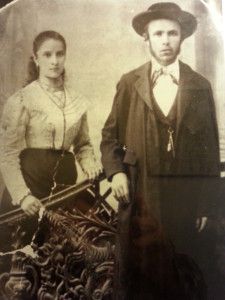 יעקב לוינזון וחנה גולדמן (1902) בזמן אירוסיהם מצטלמים משני עברי המעקה