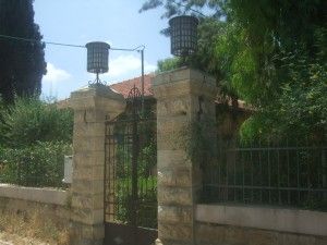 שער הכניסה לחצר המועדון