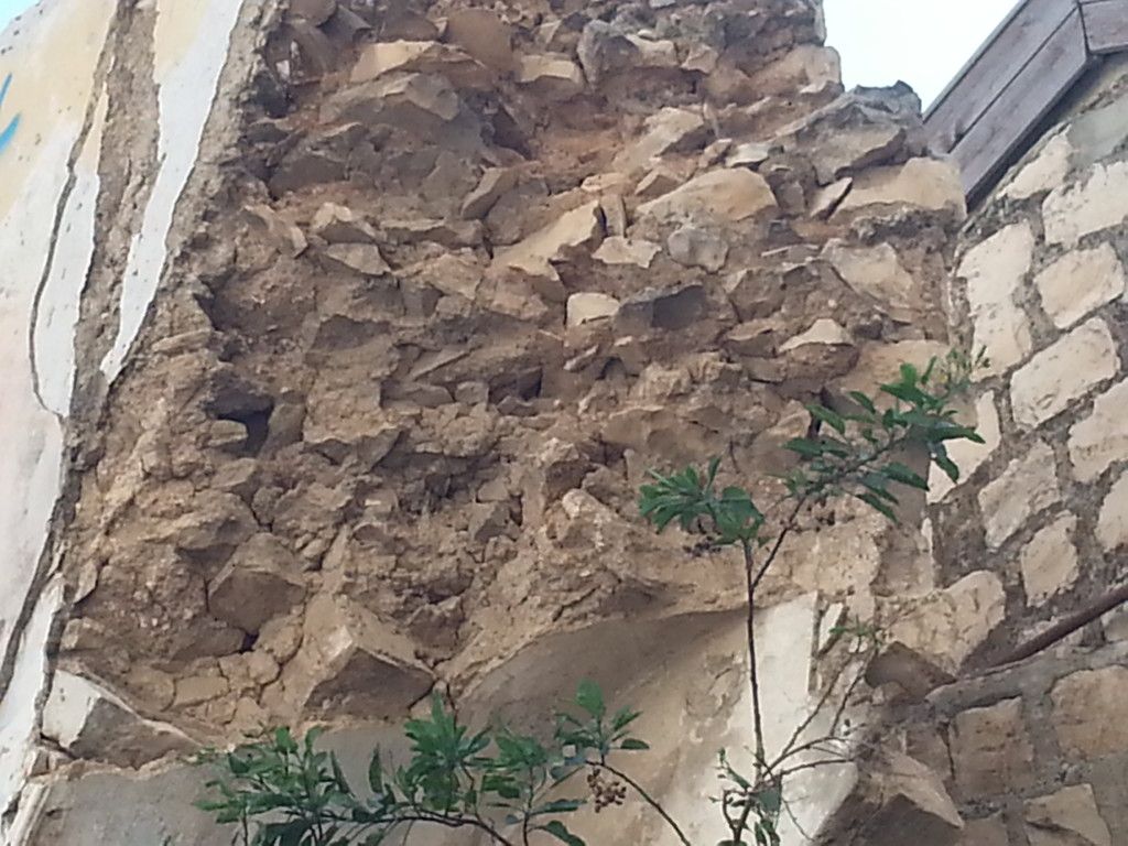 בבתים ישנים בירושלים עובי הקירות לפעמים עולה על מטר. ליד בניין כלל מצאנו קיר כזב כאשר תוכו חשוף.