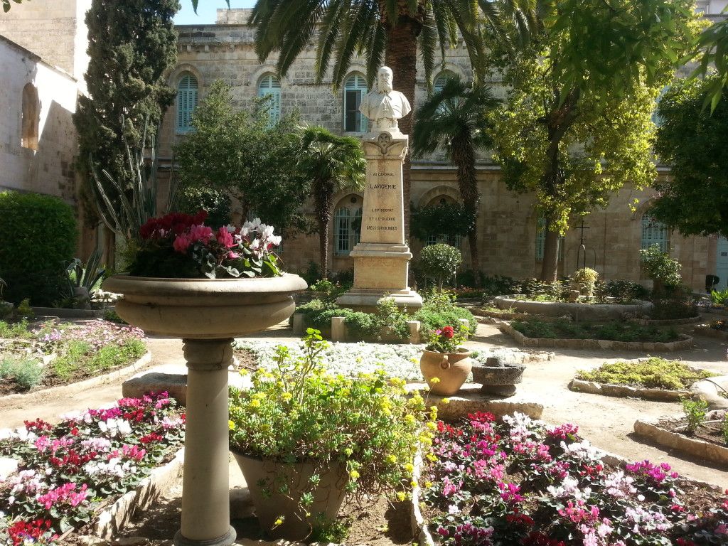 בחצר סנט אנה הפסל הוא של האב לויז'רי מייסד המנזר בירושלים