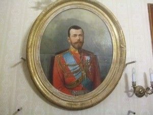 תמונת הצאר האחרון ניקולאי השני בחדר האירוח