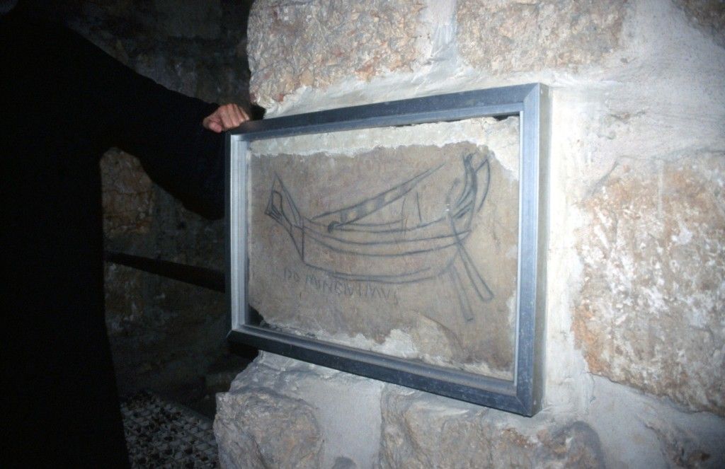 ציור אוניה עם כתובת ("האדון הגענו") בבסיס כנסית הקבר שהוטבע על ידי צליין קודם בנית הכנסיה (אולי בשלהי התקופה הרומית).