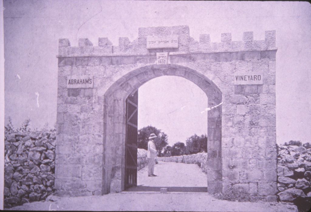 שער הכניסה לחווה של ג'יימס פין בכרם אברהם