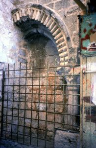 כניסה צלבנית שנאטמה לכוון כנסית הקבר מרחוב הנוצרים