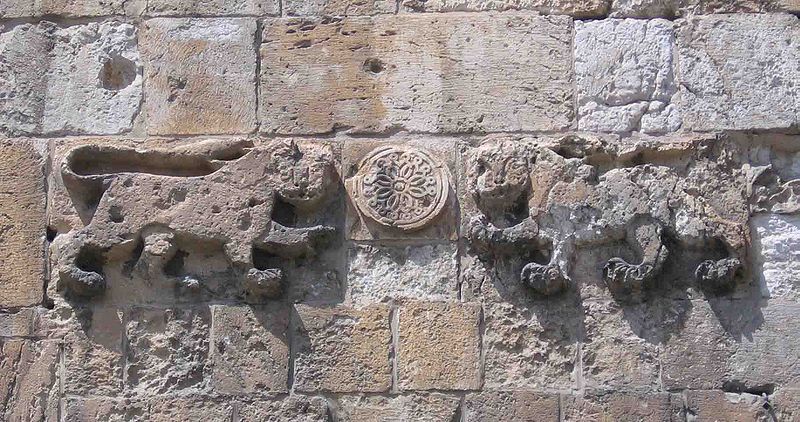 סמלו של בייברס על שער האריות (מתוך ויקישיתוף)