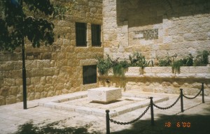 הגלעד שהוקם על הקברים ברובע