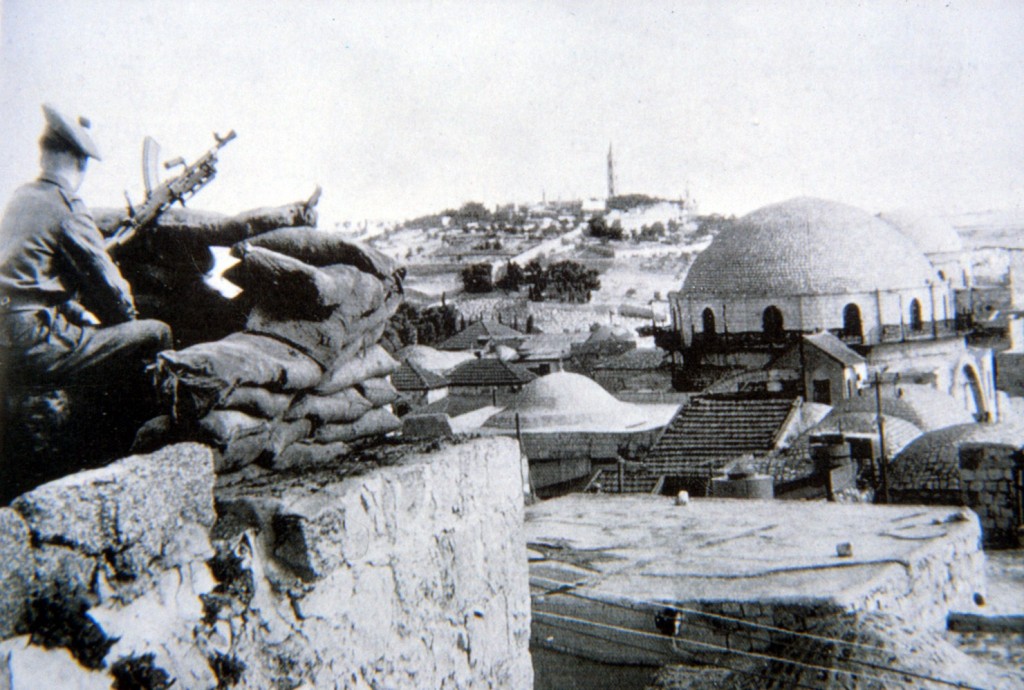 חייל בריטי על גג המנזר הארמני צופה לעבר ה"חורבה"