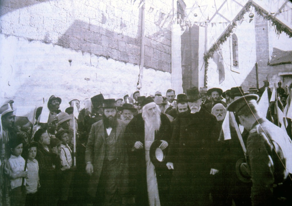 תומס מסריק בשכונה (במרכז עם כובע וזקן לבן) ומימינו ר' חיים זוננפלד