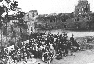 היהודים מקובצים בכיכר בתי מחסה