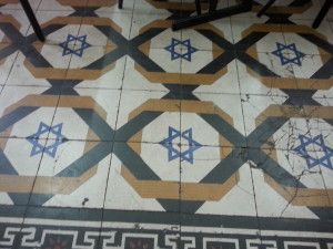 רצפה מעוטרת במגיני דוד בארמון