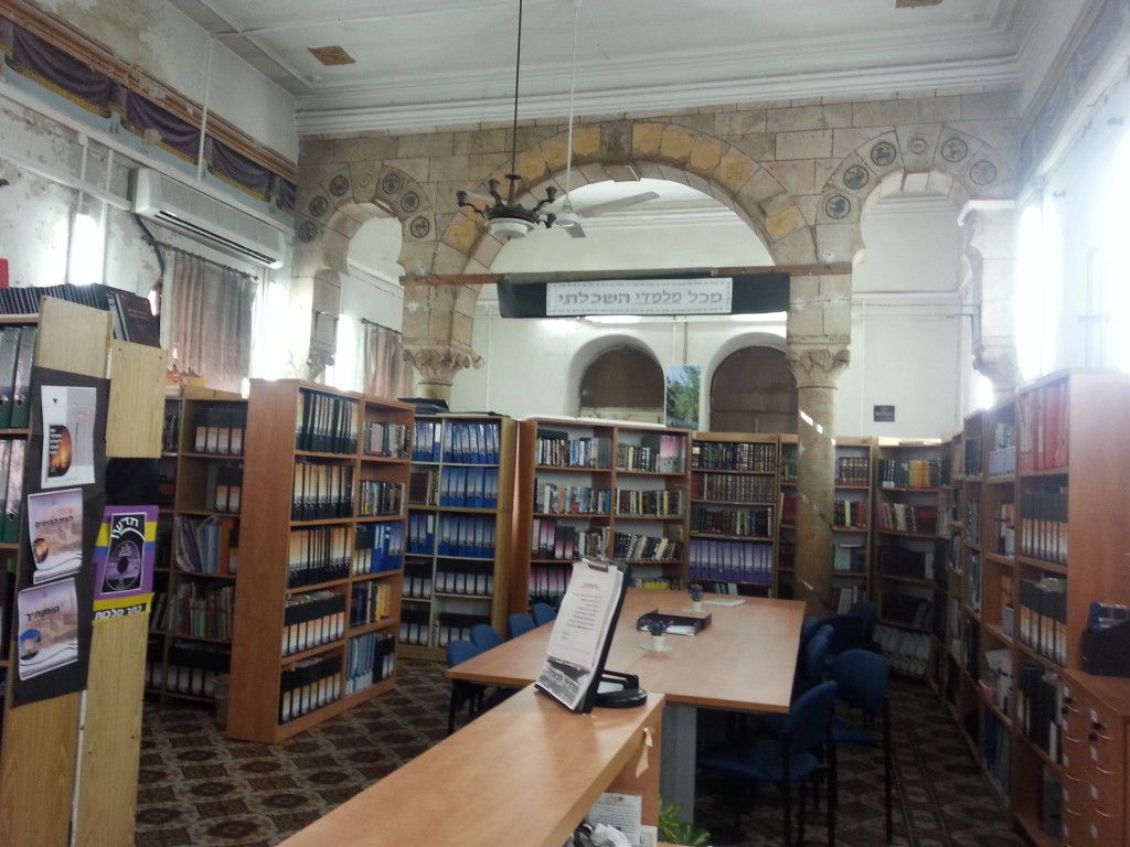 בית הכנסת בארמון שמשמש היום כספריה