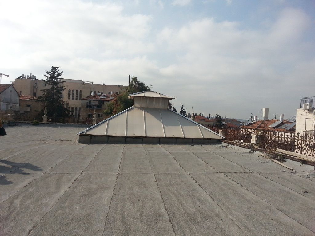 הפירמידה שנעה על גג הארמון כדי לאפשר לסוכה להיות מתחתיה