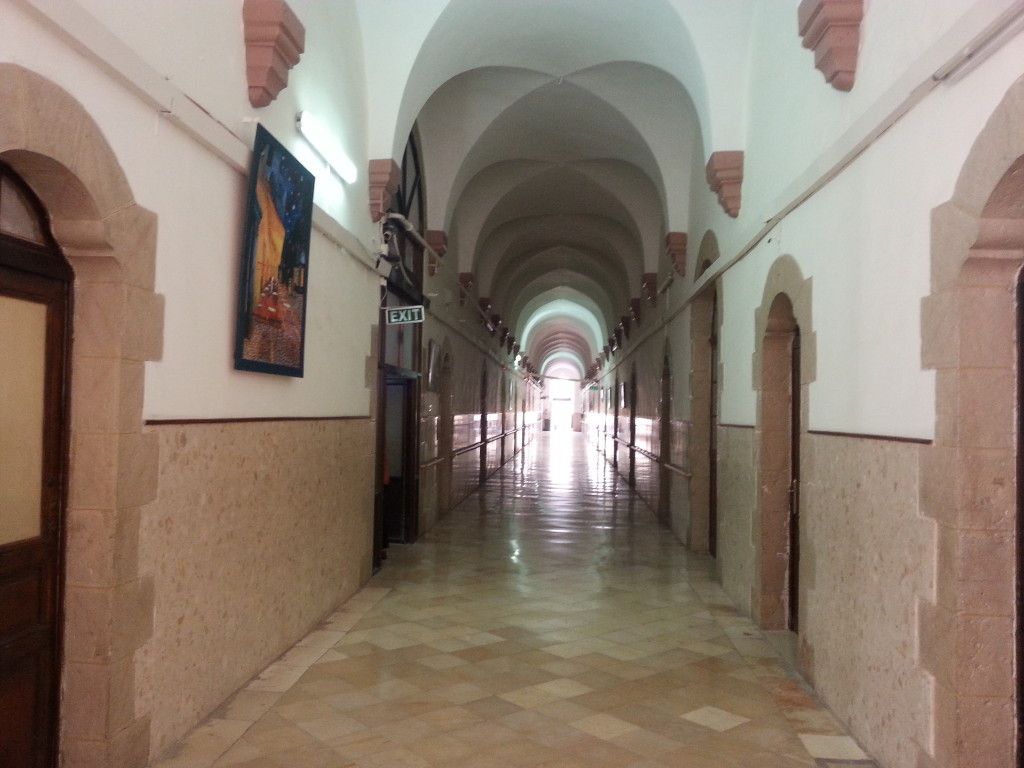 המסדרון לאורך כל המבנה המרכזי
