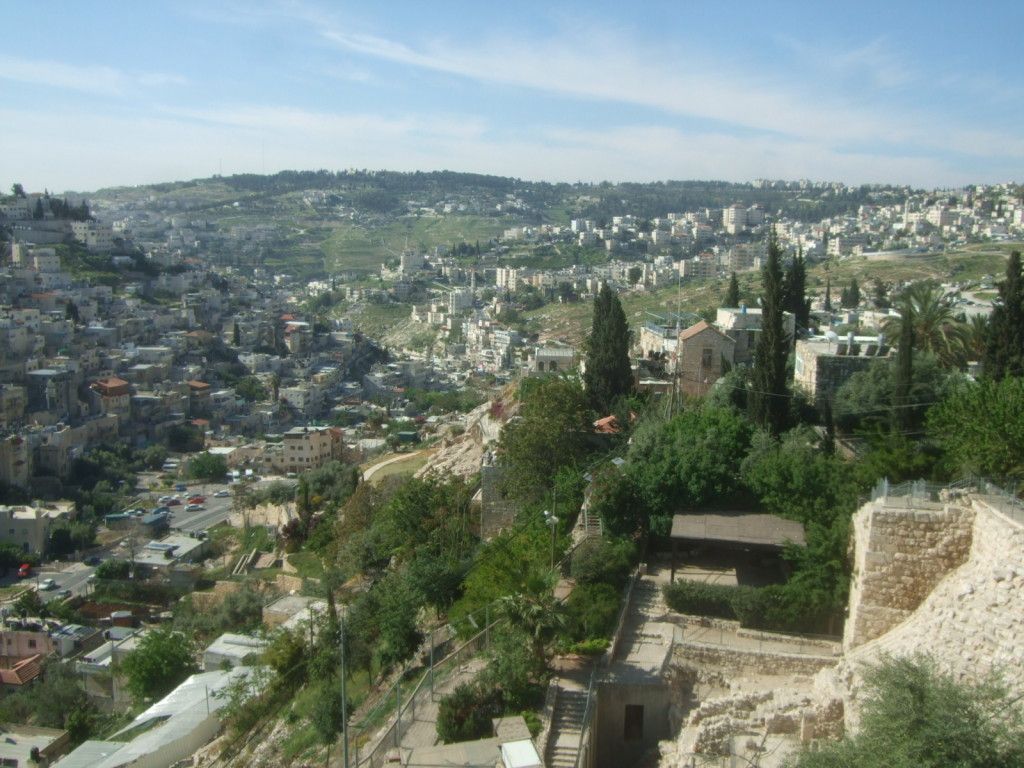 תצפית דרומה: האזור הקרוב הוא עיר דוד ובאופק ארמון הנציב
