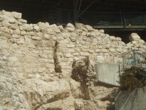 חומת נחמיה מעל למבנה המדורג