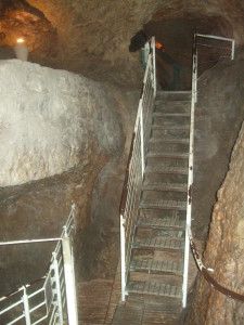 הפיר ומעליו המנהרה הממשיכה אל הבריכה הכנענית
