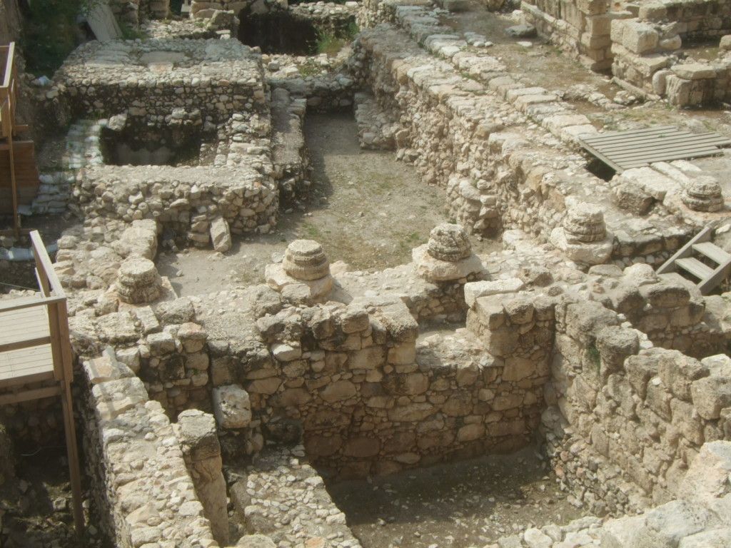 שרידי העמודים סביב לחצר הפנימית באחוזה הרומית