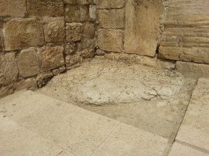 האבן עליה עומדים הנוצרים למרגלות השער הכפול