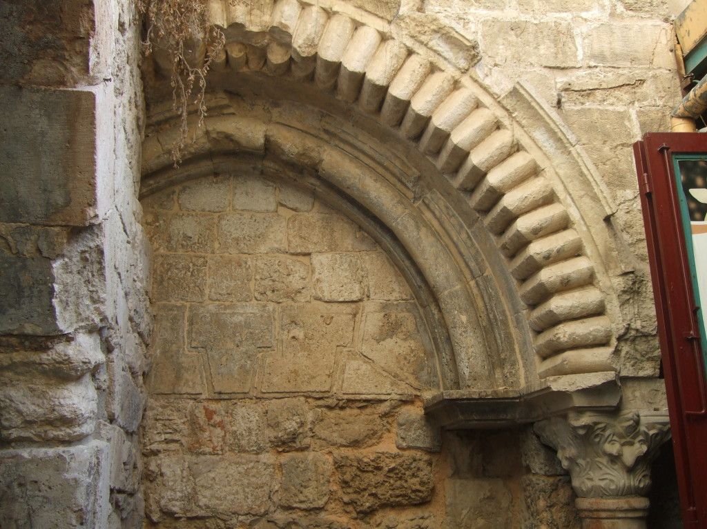 שער מרים - שער כניסה שנאטם לכנסית הקבר בו השתמש הפטריארך בתקופה הצלבנית