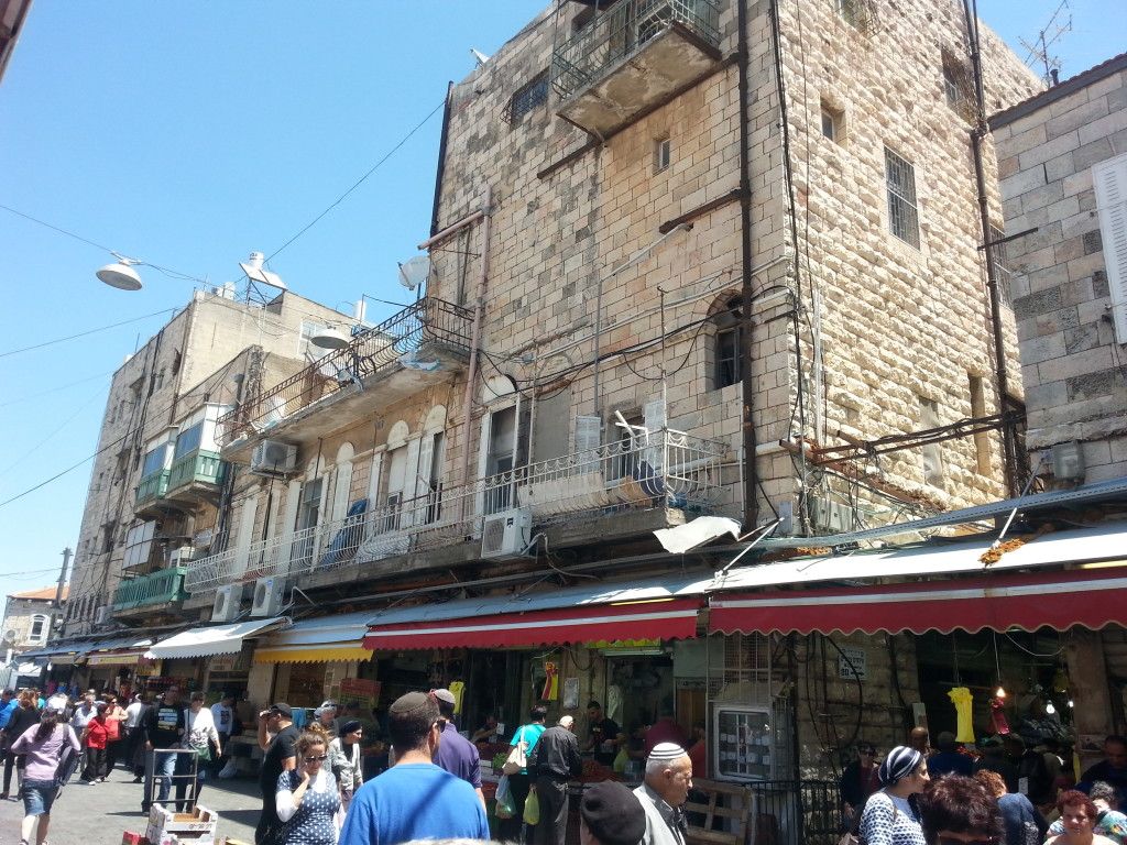 הבניין עם מרפסת הגג במרכזו צילום מרחוב מחנה יהודה