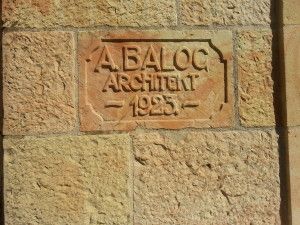 אבן עם שם האדריכל (A.BALOC) ושנת הבניה (1923) על בית נוסבאום
