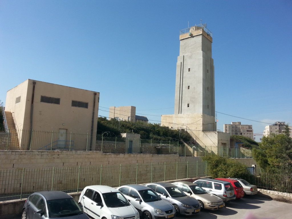 מגדל המים ומתחתיו הבריכה בשכונת רוממה
