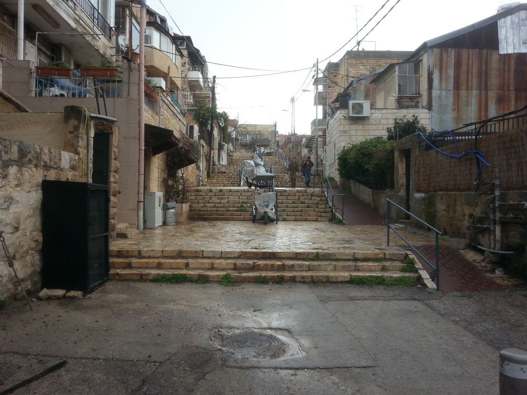 רחוב המדרגות בשכונת זכרון אחים