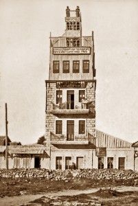 מבנה הכנסת אורחים ובית הכנסת בשנת 1905 (ללא שעון השמש)
